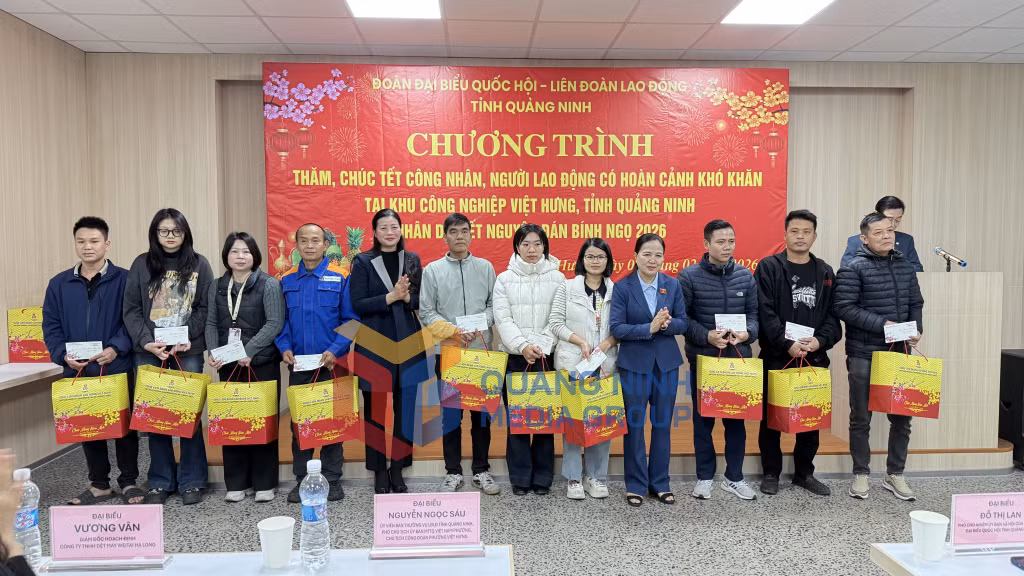 Đoàn ĐBQH và LĐLĐ tỉnh tặng quà Tết cho công nhân Công ty TNHH Dệt may Weitai Hạ Long và Công ty TNHH Dệt may Weili Hạ Long (KCN Việt Hưng) (2-2026). Ảnh: Thanh Hằng