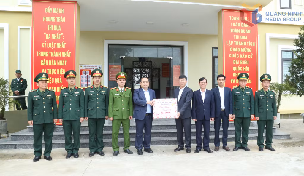 Đồng chí Bí thư Tỉnh ủy tặng quà cho cán bộ, chiến sĩ, lực lượng chức năng xã Quảng Đức.