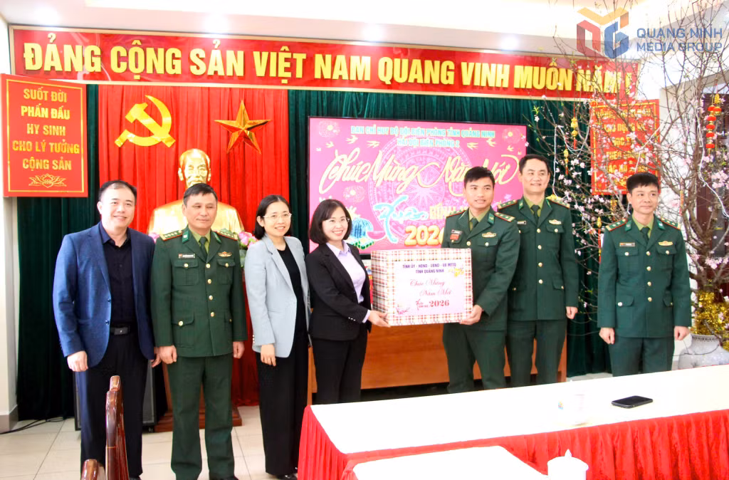 Đồng chí Trịnh Thị Minh Thanh, Phó Bí thư Thường trực Tỉnh ủy, Chủ tịch HĐND tỉnh đến thăm, chúc Tết Hải đội Biên phòng 2.