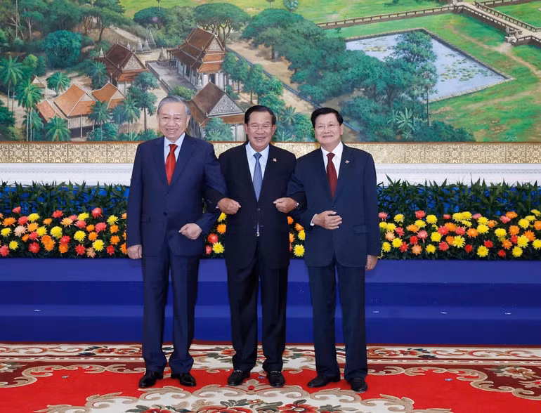 Tổng Bí thư Tô Lâm; Chủ tịch Đảng Nhân dân Campuchia Samdech Techo Hun Sen; Tổng Bí thư, Chủ tịch nước Lào Thongloun Sisoulith tại Cuộc gặp. (Ảnh: Thống Nhất - TTXVN)