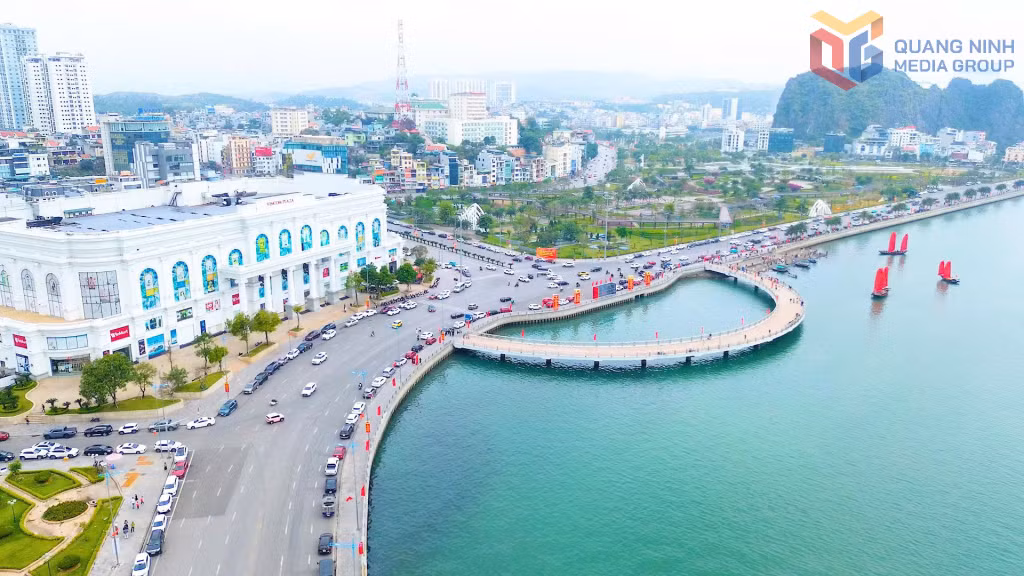 Hiện UBND tỉnh đã chấp thuận chủ trương đưa thuyền ba vách vào khai thác du lịch ven bờ vịnh Hạ Long với tần suất 6 chuyến mỗi ngày.