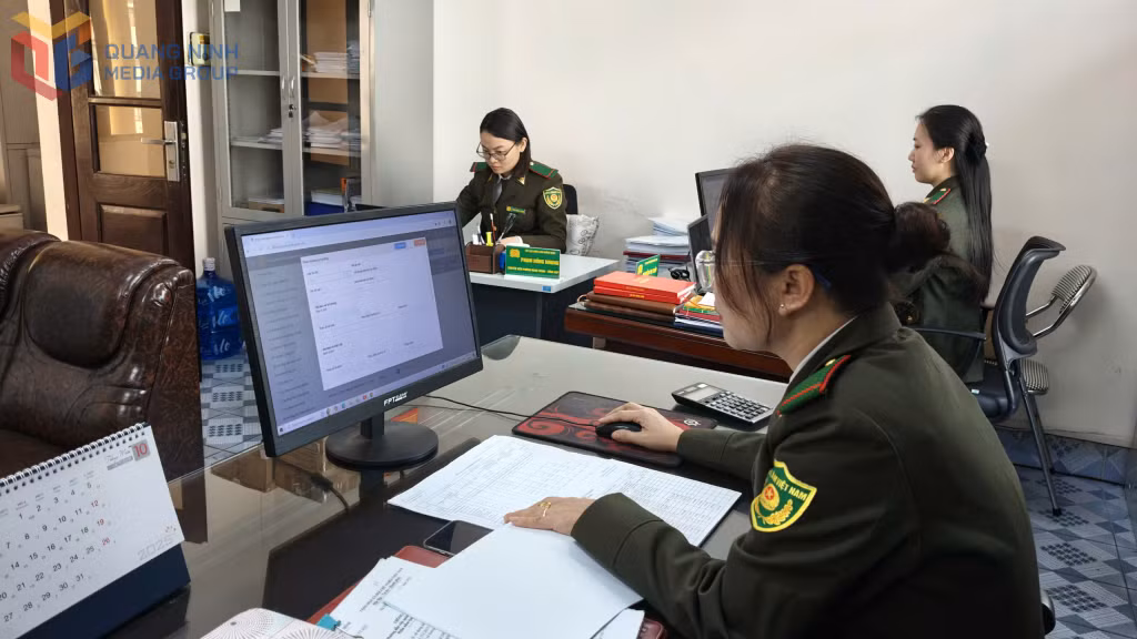 Cán bộ Phòng Hành chính - Tổng hợp, Chi cục Kiểm lâm tỉnh nhập liệu trên hệ thống phần mềm Tổng kiểm kê tài sản công của Bộ Tài chính trong tháng 1/ 2025. Ảnh: Minh Hà