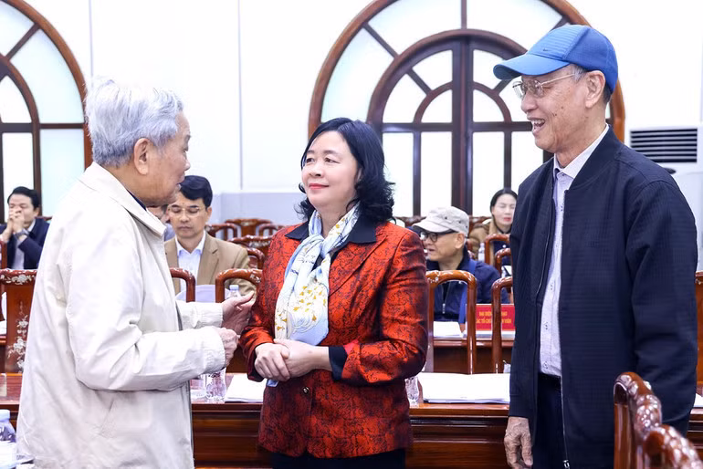 Đồng chí Bùi Thị Minh Hoài gặp gỡ các đại biểu bên lề hội nghị.
