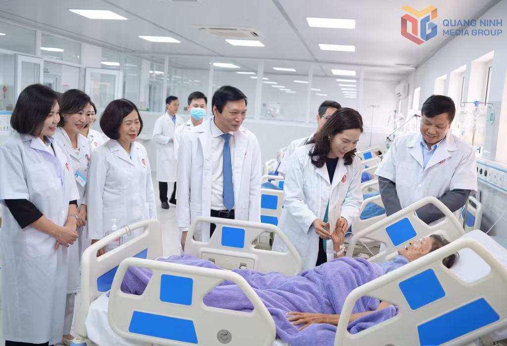 Phó Chủ tịch UBND tỉnh Nguyễn Thị Hạnh thăm hỏi, tặng quà Tết cho bệnh nhân 100 tuổi đang điều trị tại khoa Hồi sức tích cực (Bệnh viện Việt Nam - Thụy Điển Uông Bí).