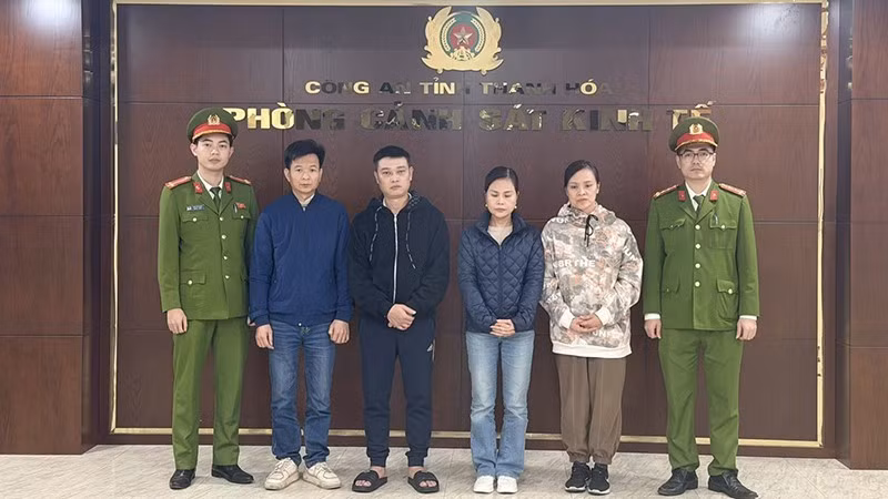 Công an quản thúc các đối tượng có hành vi sản xuất hàng giả bị khởi tố.