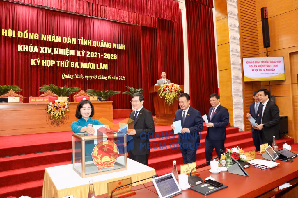 Các đại biểu bỏ phiếu bầu bổ sung ủy viên UBND tỉnh khoá XIV, nhiệm kỳ 2021-2026 (2-2026). Ảnh: PV