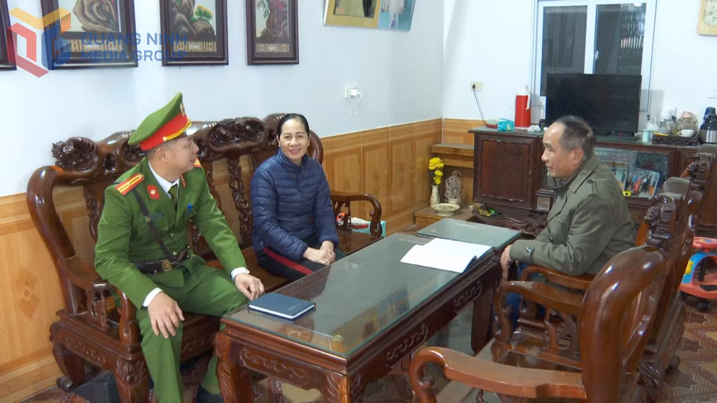 Công an xã Quảng Hà tuyên truyền pháp luật cho nhân dân trên địa bàn.
