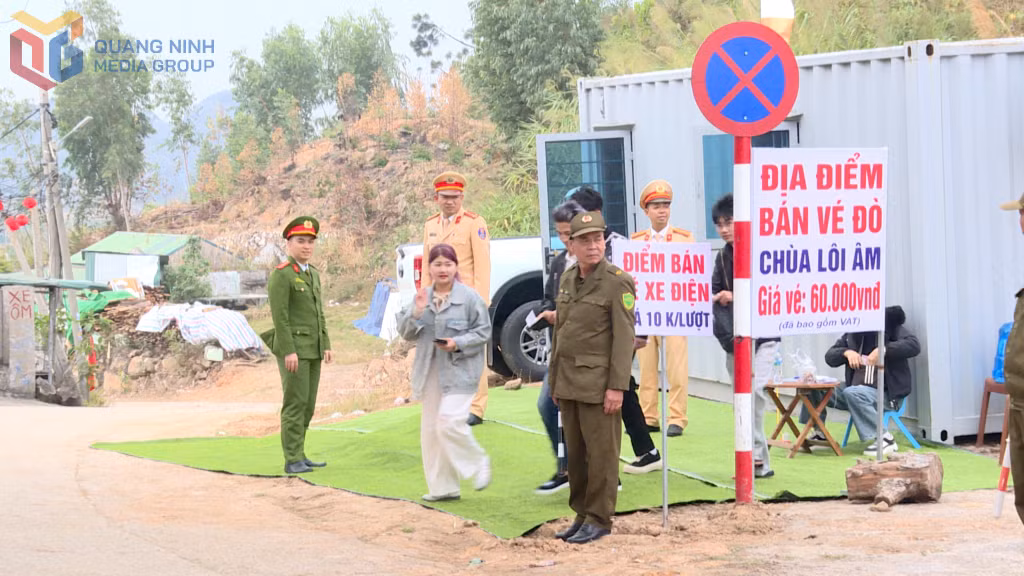 Giá vé xe điện, vé đò đi chùa Lôi Âm (Phường Tuần Châu) đều được niêm yết công khai.