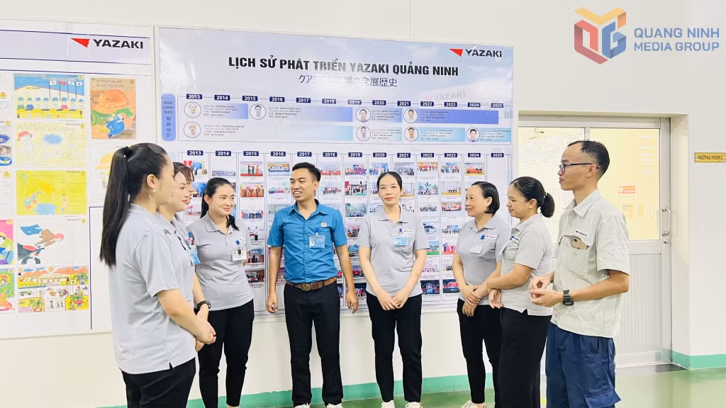 Chủ tịch Công đoàn Bùi Đức Tùng Công ty TNHH Yazaki Hải Phòng Việt Nam chi nhánh Quảng Ninh trò chuyện với người lao động.