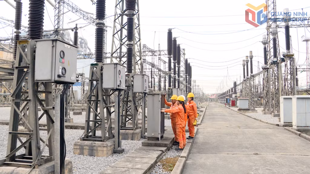 Cán bộ kỹ thuật Công ty Nhiệt điện Uông Bí kiểm tra, bảo dưỡng máy móc, thiết bị.