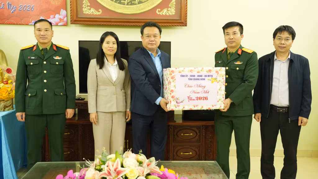 Đồng chí Phó Chủ tịch Thường trực HĐND tỉnh chúc Tết Trung đoàn 42.