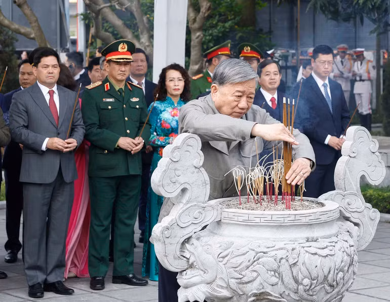 Tổng Bí thư Tô Lâm và đoàn công tác Trung ương dâng hương tại Khu lưu niệm Tổng Bí thư Nguyễn Văn Cừ, tỉnh Bắc Ninh. (Ảnh: THỐNG NHẤT-TTXVN)
