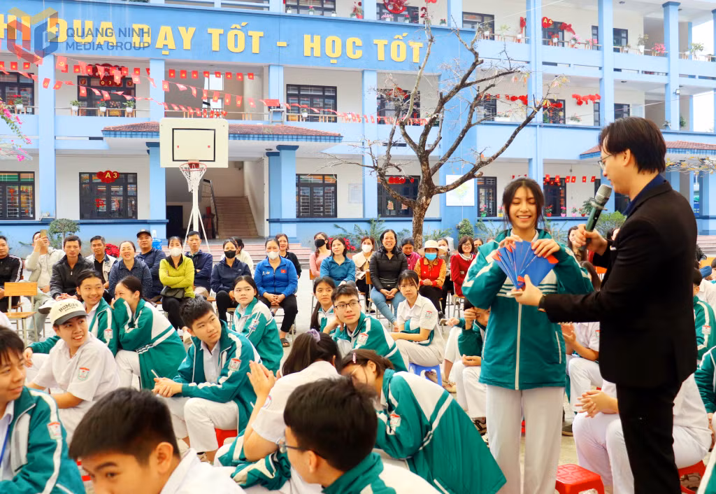 Các chuyên gia giáo dục khảo sát, đánh giá khả năng, nhu cầu của học sinh dựa vào các trò chơi tương tác, các khảo sát thực tế.
