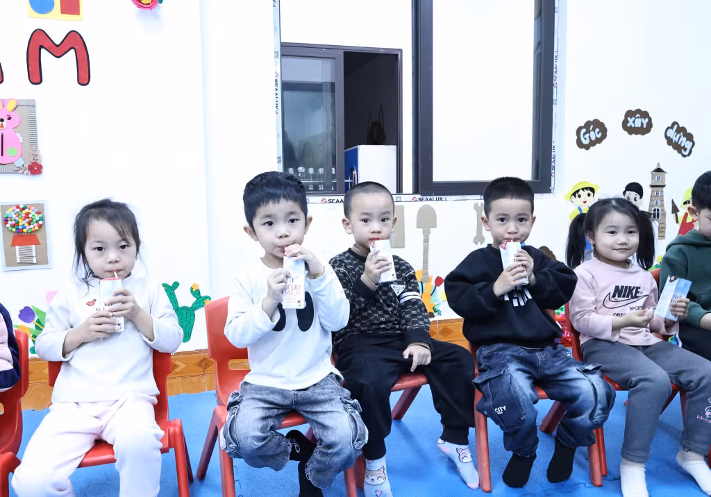 Các bé Mầm non tư thục Tuổi Thơ háo hức uống sữa.