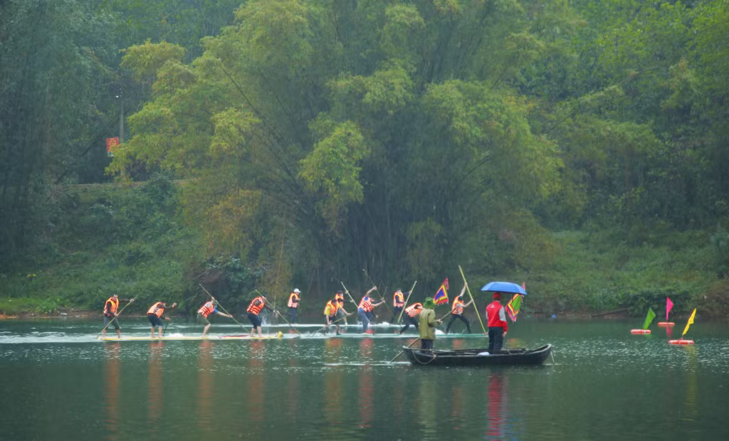 Thi đua bè mảng trên sông Đồng Đình.
