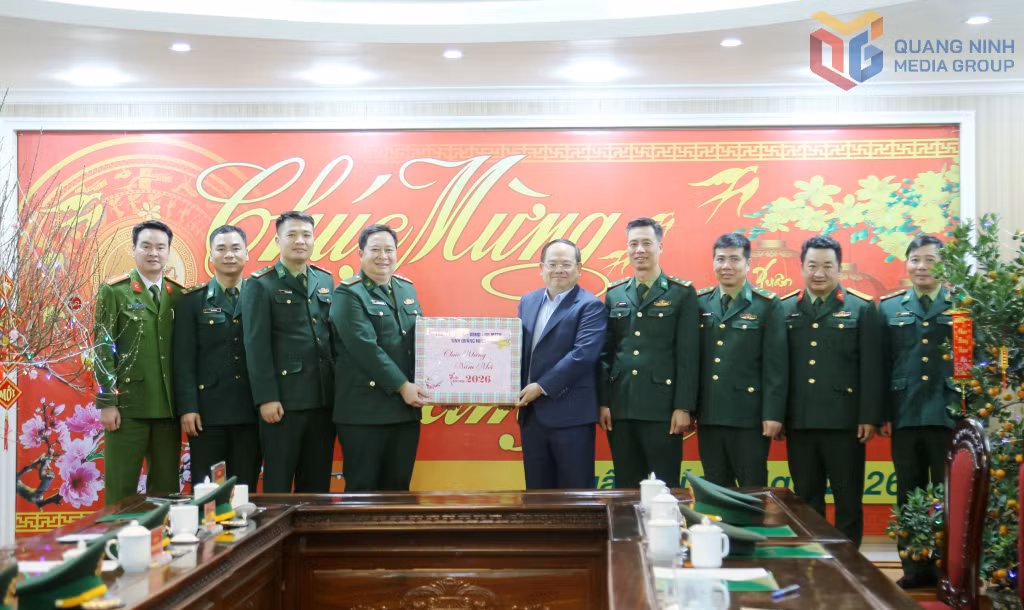 Đồng chí Bí thư Tỉnh ủy tặng quà, động viên cán bộ, chiến sĩ, các lực lượng chức năng trên địa bàn phường Móng Cái 1.