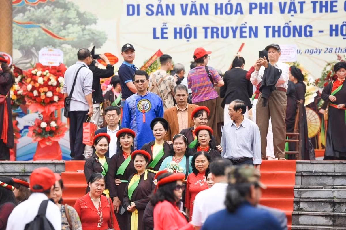 Người dân trẩy Hội Lim sáng 28.2. Ảnh: Văn Giang