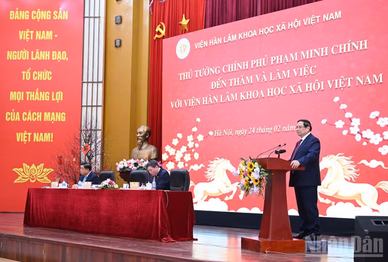 Thủ tướng Phạm Minh Chính cho ý kiến chỉ đạo về phương hướng phát triển của Viện Hàn lâm Khoa học xã hội Việt Nam thời gian tới. (Ảnh: TRẦN HẢI)