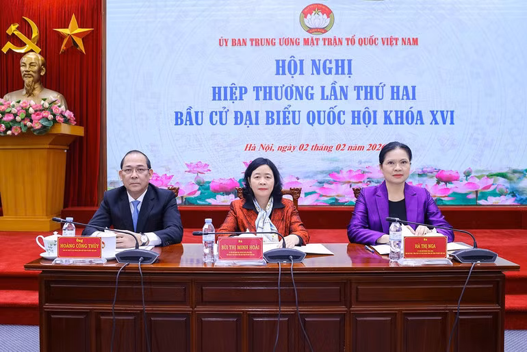 Các đồng chí chủ trì hội nghị.