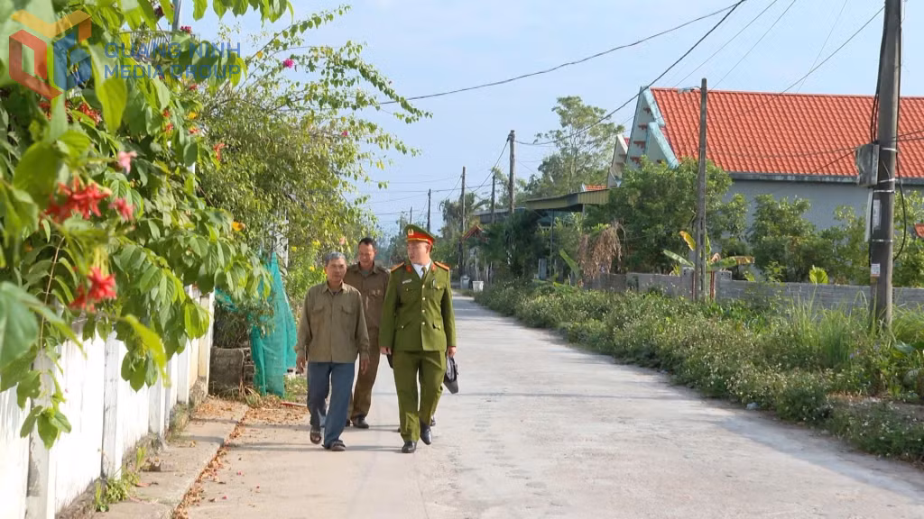 Công an xã Hải Lạng đi tuyên truyền, phổ biến pháp luật cho người dân trên địa bàn.
