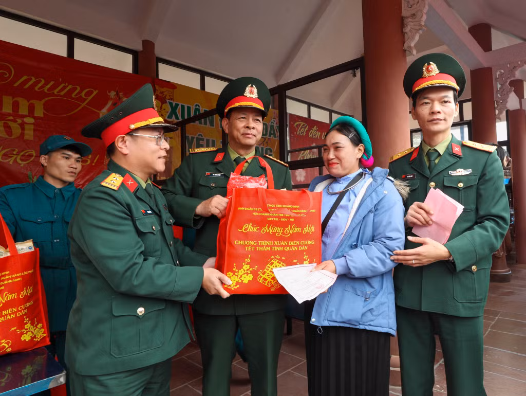Bộ Chỉ huy QS tỉnh thực hiện tết không đồng cho bà con các dân tộc trong xã Lục Hồn.