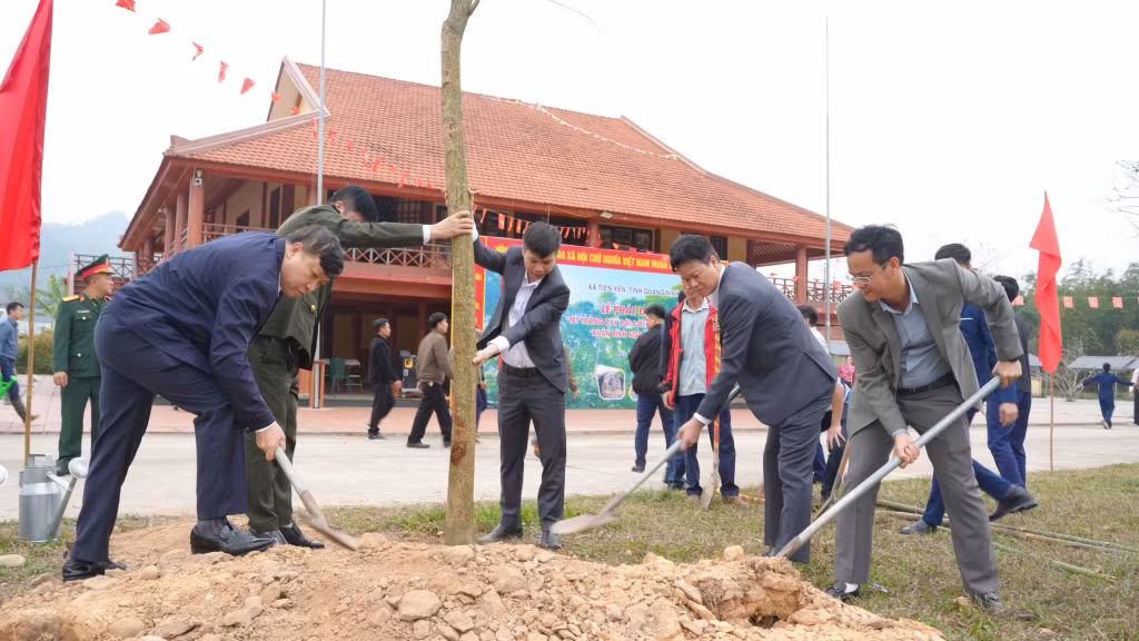 Lãnh đạo Sở Y tế, lãnh đạo xã Tiên Yên tham gia Tết trồng cây tại khuôn viên Nhà văn hóa dân tộc Tày, thôn Đồng Đình.