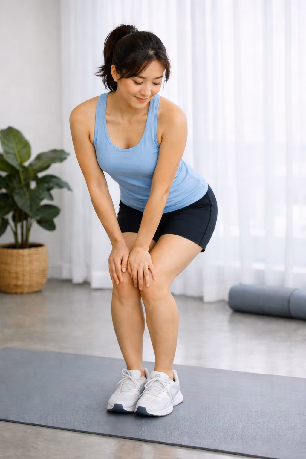 Xoay nhẹ khớp gối và cổ chân theo vòng tròn giúp kích thích tiết dịch khớp, cải thiện độ linh hoạt và giảm cảm giác cứng khớp.