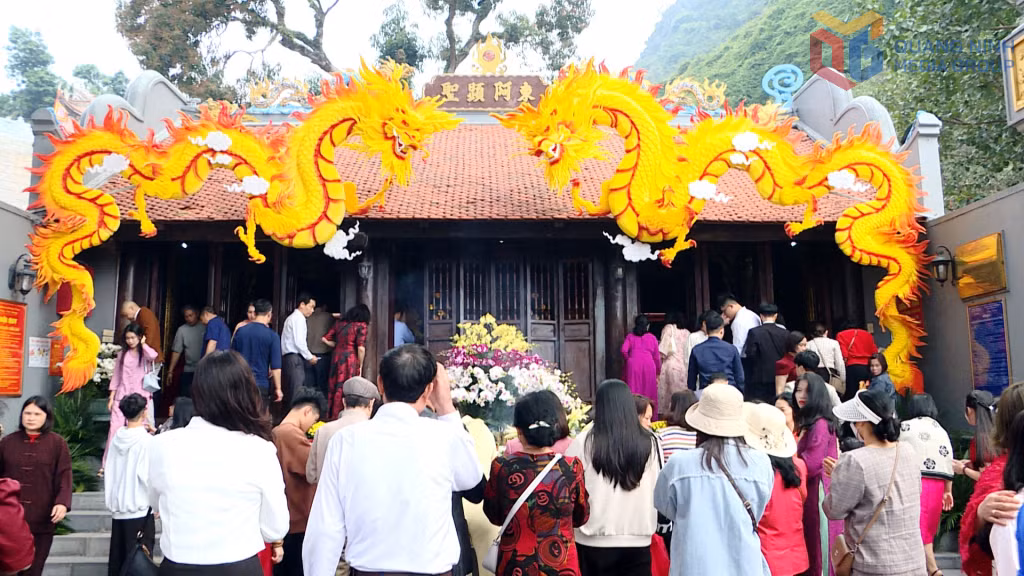 Người dân thành tâm chiêm bái tại đền Đức Ông Trần Quốc Nghiễn (phường Hồng Gai).