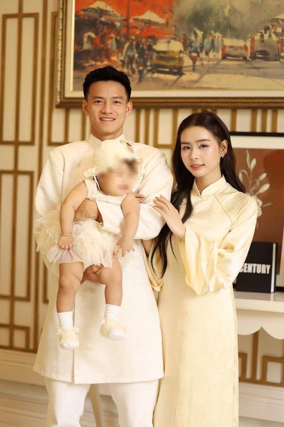 Tiền đạo Thanh Nhàn và vợ diện áo dài “ton sur ton“. Ảnh: NVCC