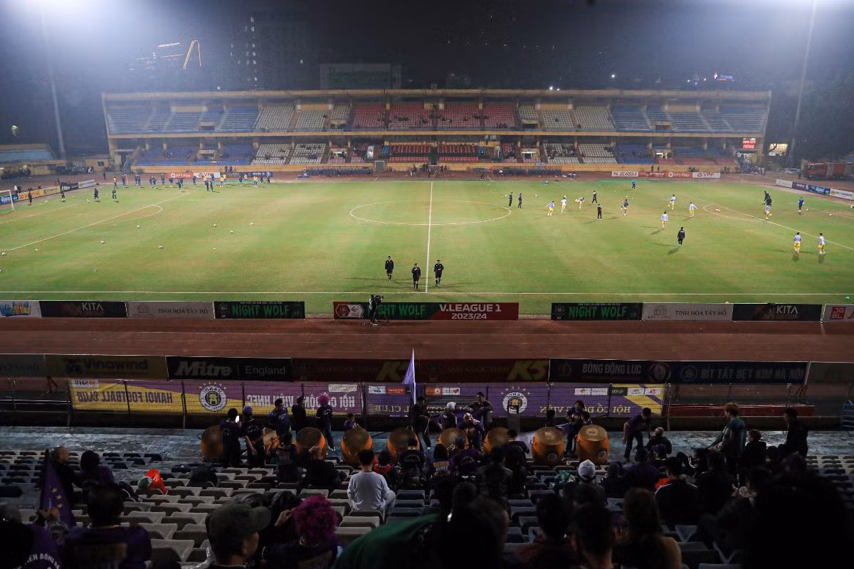 Sân Hàng Đẫy hiện tại có đến 3 đội bóng V.League cùng sử dụng, ít nhiều ảnh hưởng đến chất lượng mặt cỏ. Ảnh: Minh Dân