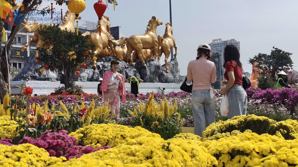 Phường Hạ Long trang hoàng đường phố với linh vật ngựa nổi bật, tạo điểm nhấn sinh động, thu hút đông đảo người dân và du khách đến tham quan, chụp ảnh dịp năm mới.