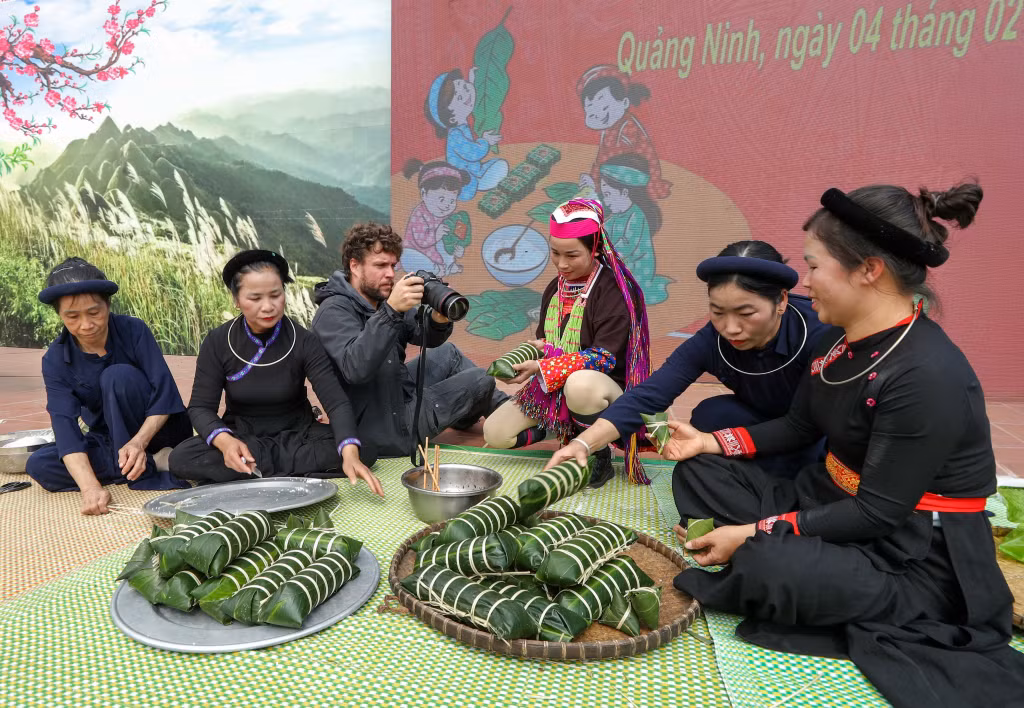 Một du khách Ba Lan thích thú ghi hình cảnh gói bánh chưng.