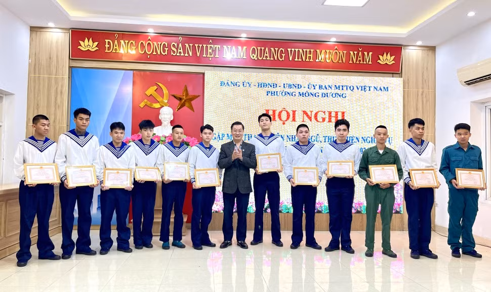 Phường Mông Dương khen thưởng 23 thanh niên tình nguyện, xung phong lên đường nhập ngũ năm 2026.
