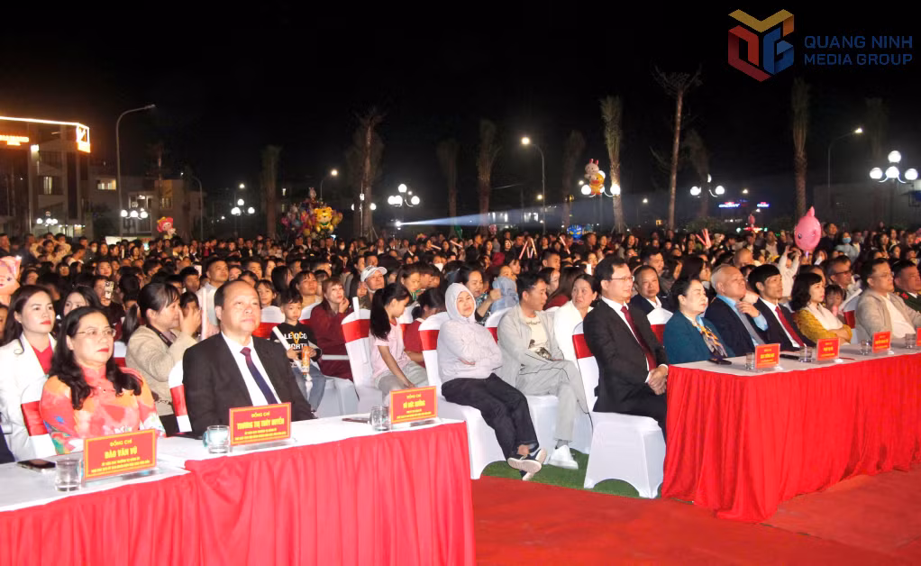 Đông đảo cán bộ, đảng viên và nhân dân đặc khu Vân Đồn theo dõi chương trình nghệ thuật.