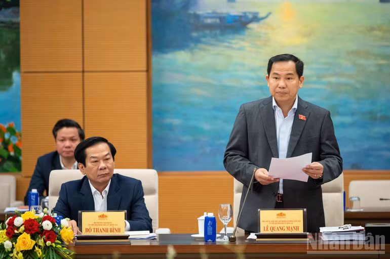 Tổng Thư ký Quốc hội, Chủ nhiệm Văn phòng Quốc hội, Chánh Văn phòng Hội đồng Bầu cử Quốc gia Lê Quang Mạnh báo cáo kết quả công tác chuẩn bị bầu cử. (Ảnh: DUY LINH)