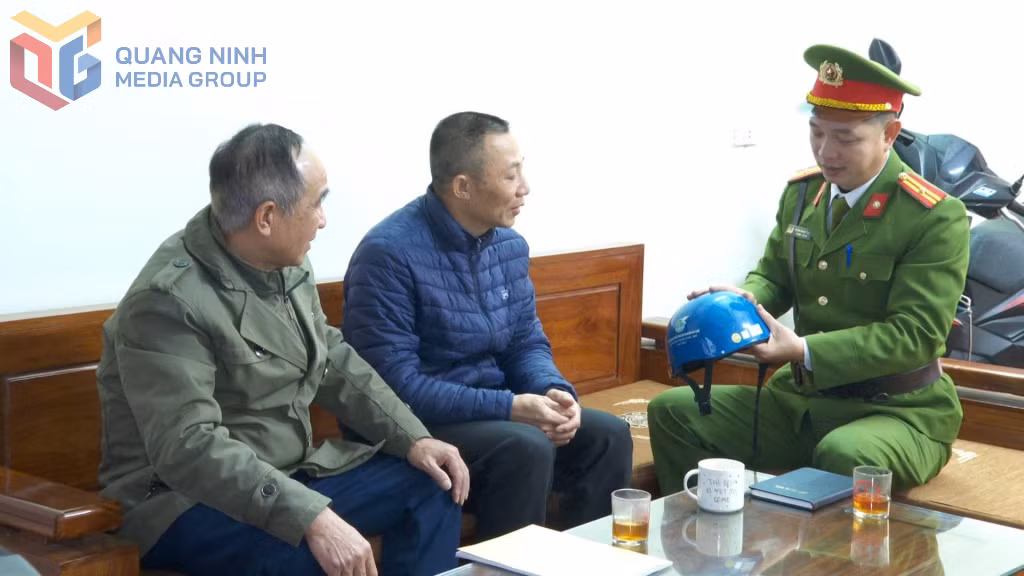 Thiếu tá Đặng Ngọc Tuấn, Đội trưởng Đội cảnh sát Trật tự, Công an xã Quảng Hà, hướng dẫn người dân chọn mũ bảo hiểm đảm bảo chất lượng khi tham gia giao thông.