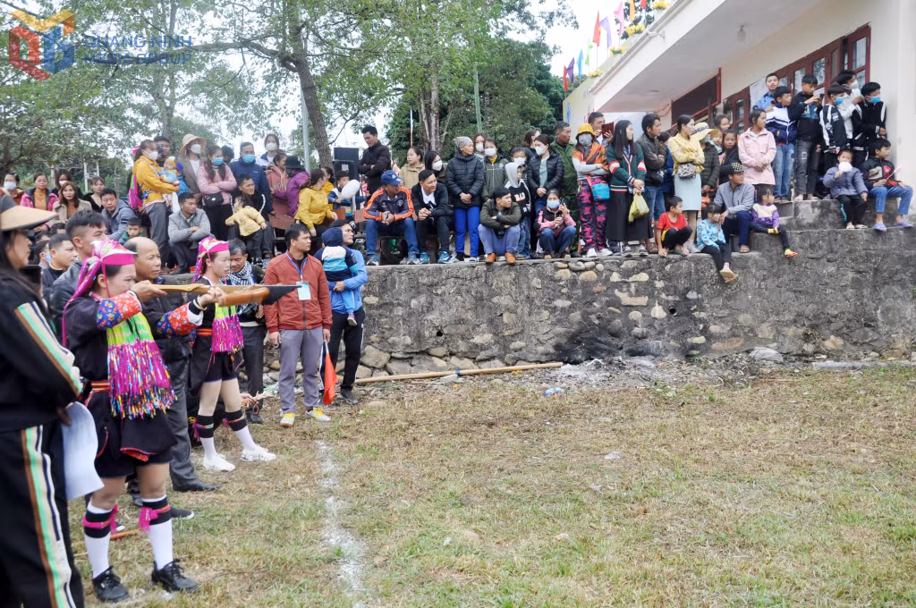 Đồng bào dân tộc thi đấu bắn nỏ tại Chợ phiên văn hóa vùng cao Hà Lâu (nay là xã Điền Xá).