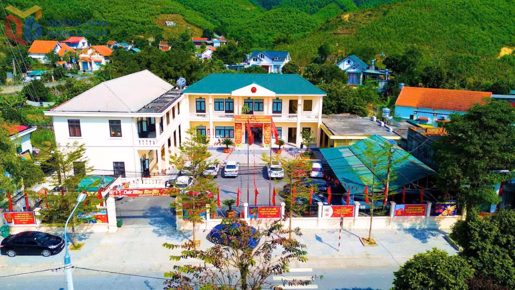 Trụ sở Đảng uỷ - HĐND - UBND xã Quảng La trang hoàng cờ hoa chào năm mới