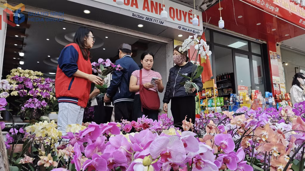 ... và tất bật mua sắm, trang trí nhà cửa, không gian sống chuẩn bị chu đáo cho năm mới an vui, đủ đầy.