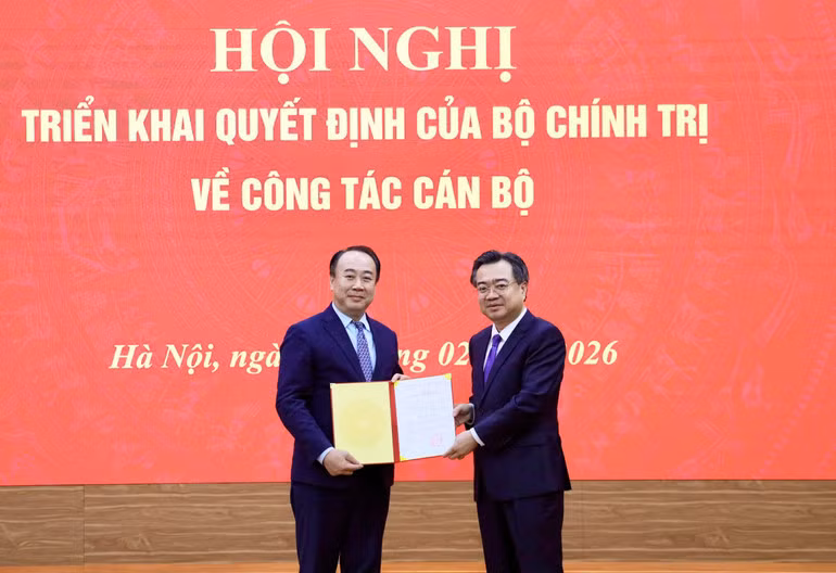 Trưởng ban Chính sách, chiến lược Trung ương trao quyết định của Bộ Chính trị cho đồng chí Nguyễn Sỹ Hiệp.