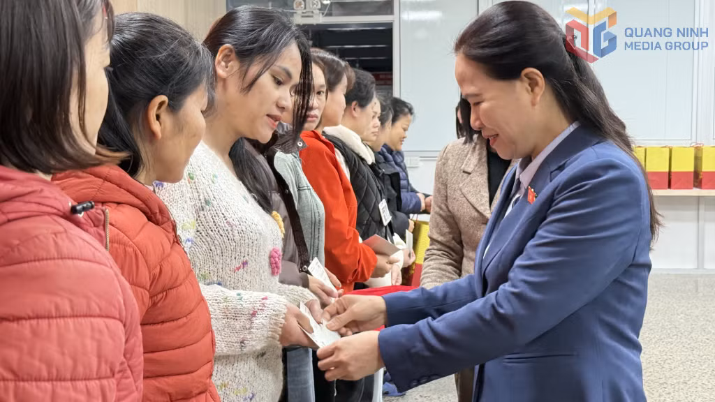 Đại biểu Quốc hội Đỗ Thị Lan tặng quà Tết cho công nhân Công ty TNHH Dệt may Weitai Hạ Long và Công ty TNHH Dệt may Weili Hạ Long.