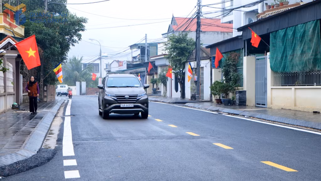 Tuyến đường trục chính khu Đạm Thủy được nâng cấp thảm nhựa sạch đẹp.
