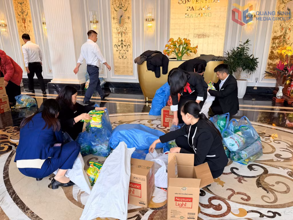 Công nhân, lao động Công ty CP Quốc tế Hoàng Gia hồ hởi nhận quà của đơn vị.
