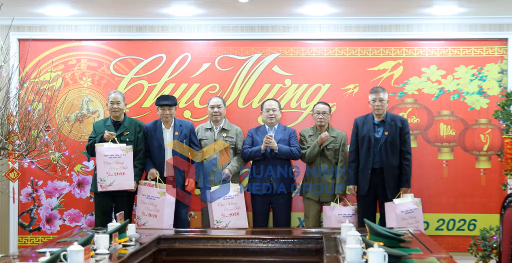 Đồng chí Bí thư Tỉnh ủy tặng quà cho các hộ gia đình chính sách trên địa bàn phường Móng Cái 1 (2-2026). Ảnh: Thu Chung