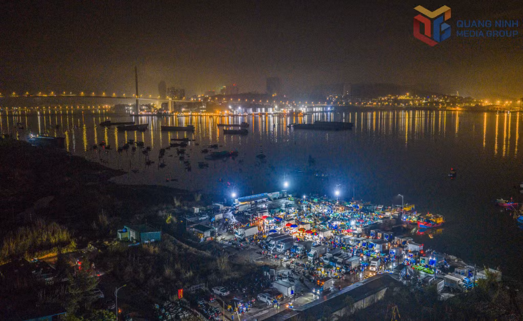 Chợ cá đầu mối nằm trên địa bàn phường Cao Xanh hoạt động nhộn nhịp nhất từ 2-7h sáng hằng ngày.