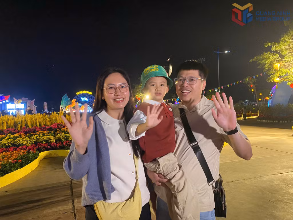 Người dân hân hoan đón khoảnh khắc giao thừa tại Đại lộ hoa và công nghệ ánh sáng tại phường Hạ Long. 