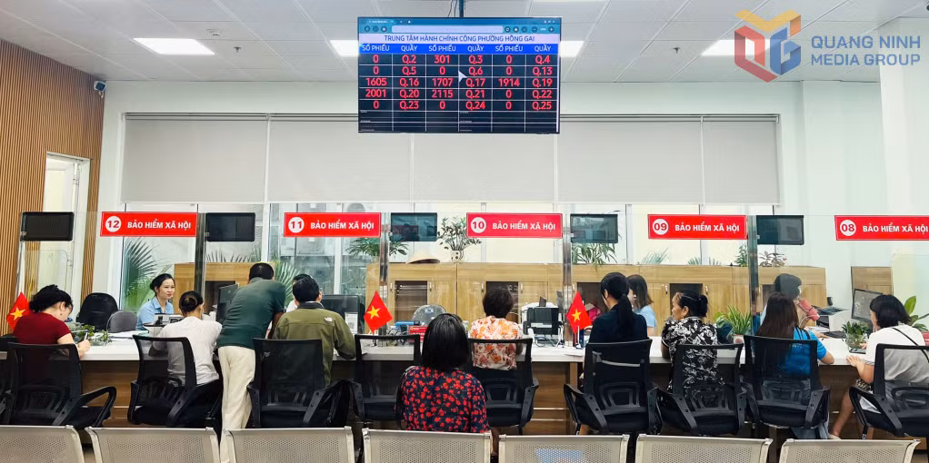 Người dân đến Trung tâm Hành chính công phường Hồng Gai giải quyết thủ tục liên quan chính sách BHXH, BHYT.