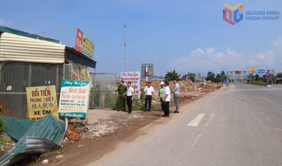 Cán bộ phường Móng Cái 1 kiểm tra công tác GPMB dự án đầu tư xây dựng khu vực vòng xuyến trên tuyến đường dẫn cầu Bắc Luân II. Ảnh: Hoàng Giang