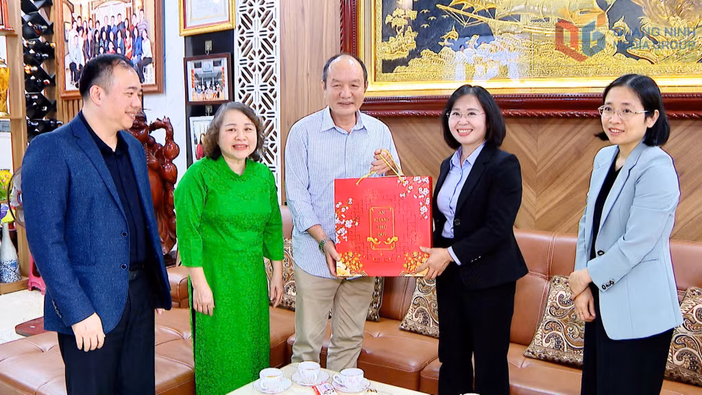 Đồng chí Trịnh Thị Minh Thanh, Phó Bí thư Thường trực Tỉnh ủy, Chủ tịch HĐND tỉn, chúc Tết gia đình thầy thuốc Nhân dân Nguyễn Quốc Hùng, nguyên Giám đốc Bệnh viện Sản Nhi Quảng Ninh.