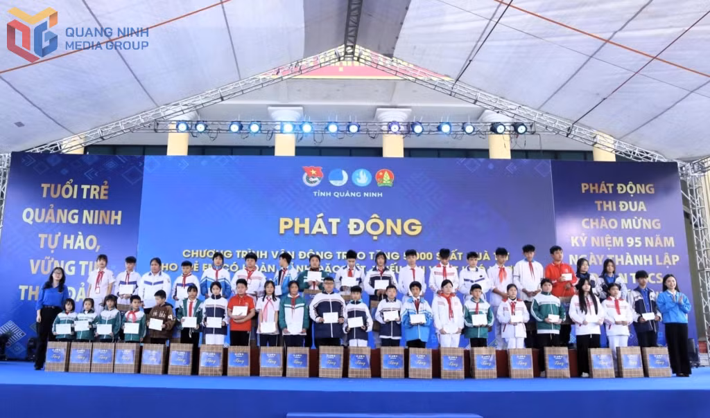 Ban Thường vụ Tỉnh Đoàn phối hợp Đoàn Thanh niên Bộ Tài chính trao tặng 65 suất quà Tết cho thiếu nhi trên địa bàn phường Móng Cái 1 và phường Móng Cái 2.